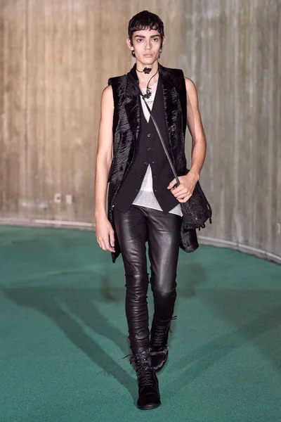Look 15